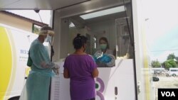 ထိုင်း မြန်မာနယ်စပ် ကိုရိုနာဗိုင်းရပ်စ် စစ်ဆေးသည့်မြင်ကွင်း