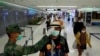 ထိုင်းနိုင်ငံ ဖူးခက်လေဆိပ်တွင် ခရီးသည်များအား ကိုယ်အပူချိန် တိုင်းတာစစ်ဆေးနေသည့် မြင်ကွင်း။ (မတ် ၉၊ ၂၀၂၀)