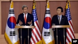 U.S. Secretary of State John Kerry, left, answers reporters' question as South Korean Foreign Minister Yun Byung-se listens during a joint press conference at Foreign Ministry in Seoul, South Korea, April 12, 2013.
