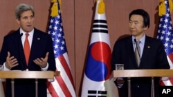 존 케리 미국 국무장관(왼쪽)과 윤병세 한국 외교장관이 12일 서울 외교부 청사에서 공동 기자회견을 갖고 있다.