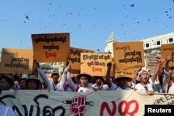 지난 5일 미얀마 양곤 시내에서 시민들이 의회에서 추진 중인 집회 관련법 개정 관련 반대 시위를 하고 있다.