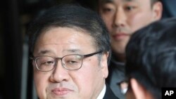A former presidential secretary An Chong-bum arrives for questioning at the Seoul Central District Prosecutors' Office in Seoul, South Korea, Nov. 2, 2016. South Korean prosecutors requested an arrest warrant for a longtime friend of President Park Geun-hye.