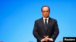 ប្រធានាធិបតី​បារាំង​លោក​ Francois Hollande (ខាងលើ) និយាយថា លិទ្ធិ​គម្ពីរនិយម​បានបង្ក​ឲ្យ​មាន​ការប៉ះពាល់​ដោយ​ការយល់ឃើញ​ទៅ​លើ​ជន​មូស្លីម​ទូទៅ​។