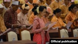 緬甸議會星期一首次開會議事，緬甸民主派領袖昂山素姬帶領新當選的全國民主聯盟議員們在首都內比都的議會議事廳。