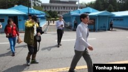 지난달 불법으로 북한에 들어간 혐의로 억류됐던 한국민 2 명이 17일 판문점에서 한국의 관계 당국에 인계됐습니다. 이들은 59살 남성 이모 씨(왼쪽 2번째)와 51살 여성 진모 씨(왼쪽)로, 부부 사이인 것으로 알려졌다. 