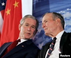 2008年8月美国总统乔治·W·布什与他的父亲，前美国总统老布什在北京参加了美国驻北京大使馆新馆的开馆仪式。