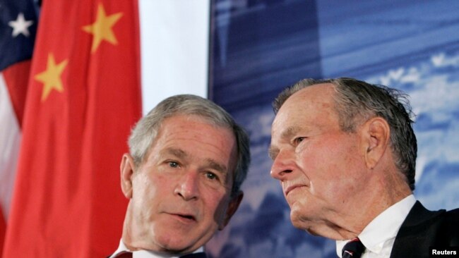 2008年8月8日，时任美国总统的小布什与前总统老布什出席美国驻华大使新馆落成典礼（路透社）