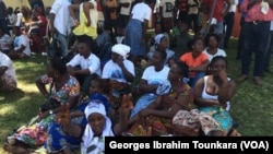 Des soutiens de Simone Gbagbo, libérée à Abidjan, le 8 août 2018. (VOA/Georges Ibrahim Tounkara)