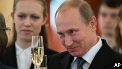 Russian President Vladimir Putin toasts with ambassadors after a ceremony of presentation of credentials by foreign ambassadors in the Grand Kremlin Palace in Moscow, Nov. 19, 2014. 