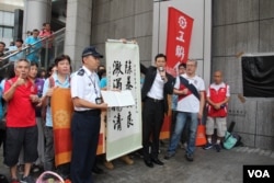 香港工联2019年6月25日傍晚到警察总部慰问警察，手持麦克风者为会长吴秋北 （美国之音申华拍摄）