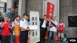 香港工聯2019年6月25日傍晚到警察總部慰問警察，手持麥克風者為會長吳秋北 （美國之音申華拍攝）