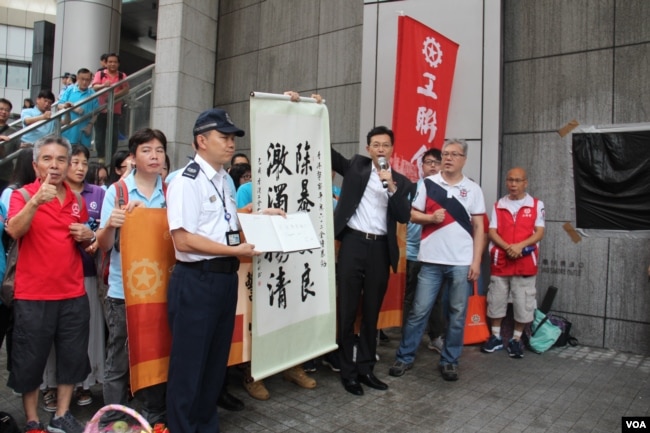 香港工联2019年6月25日傍晚到警察总部慰问警察，手持麦克风者为会长吴秋北 （美国之音申华拍摄） I