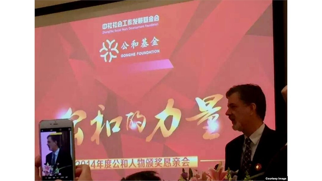 卢百可荣获中国民间组织《公和基金会》2014年度公和人物奖。这是他在北京颁将会上发言(卢百可提供)