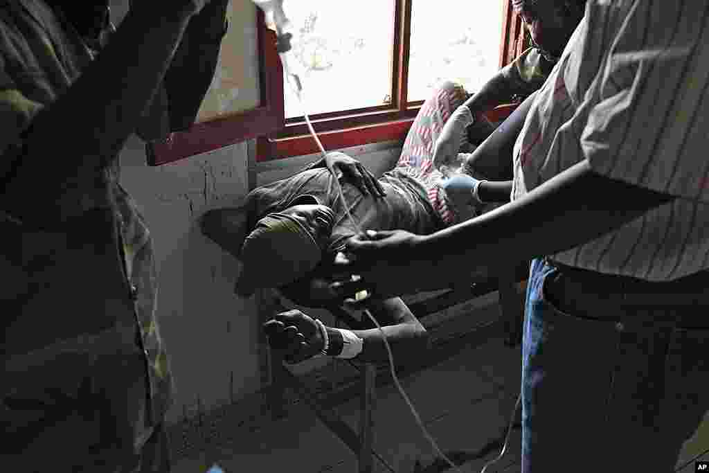 A South Sudanese soldier has a bullet removed from his leg in the Rubkona Military Hospital, April 22, 2012 in South Sudan. (AP)