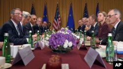 美国总统奥巴马（左三）与欧洲理事会主席图斯克（右三）和欧委会主席容克（右四）在波兰华沙举行会晤。（2016年7月8日）