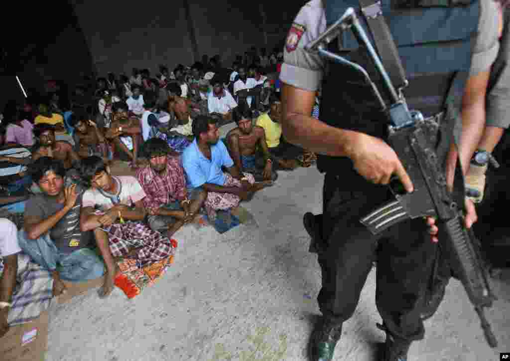 Cảnh sát Indonesia canh gác tại nơi trú ẩn tạm thời của các thuyền nhân ở thị trấn Langsa, tỉnh Aceh, Indonesia, ngày 17/5/2015.