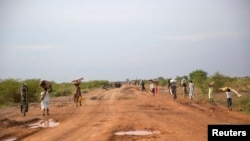 Civilians flee from renewed attacks in Bentiu, Unity state of South Sudan, April 20, 2014.