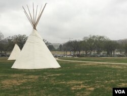 Members of the Standing Rock Sioux tribe created a “symbolic camp” with traditional tepees on the National Mall in protest of the Dakota Access oil pipeline, which they say would pollute their water supply. (E. Sarai/VOA)