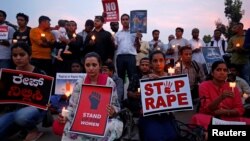 Veillée de protestation contre les viols d'une fillette de 8 ans à Kathua et d'une adolescente à Unnao, dans l'État d'Uttar Pradesh, Bangalore, Inde, 13 avril 2018.