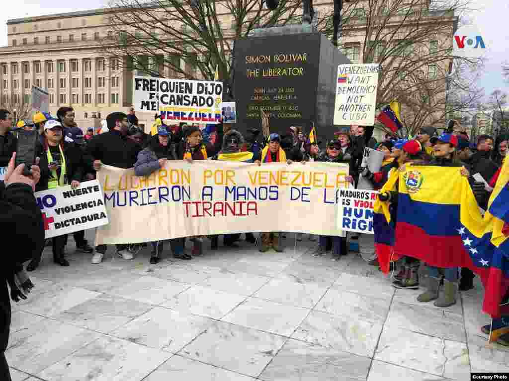 Venezolanos se reúnen en frente de la estatua de Simón Bolívar, en Washington D.C., el 23 de enero de 2019.&nbsp;