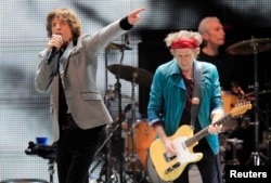 Mick Jagger (L) and Keith Richards perform onstage during the Rolling Stones final concert of their "50 and Counting Tour" in Newark, New Jersey, Dec. 15, 2012.
