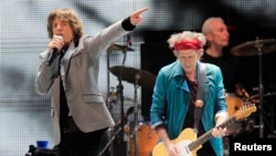 Mick Jagger (L) and Keith Richards perform onstage during the Rolling Stones final concert of their "50 and Counting Tour" in Newark, New Jersey, Dec. 15, 2012.