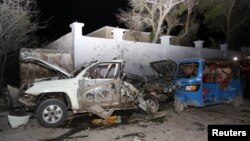 Quelques épaves de véhicules détruits dans l'explosion d'une voiture piégée à Mogadiscio, Somalie, 25 août 2016. 