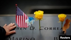 Peringatan Hari Veteran di Tugu Peringatan 9/11, New York, 11 November 2020. (REUTERS/Brendan McDermid)