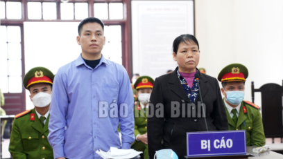 Bà Cấn Thị Thêu và con trai, Trịnh Bá Tư, tại phiên toà phúc thẩm ở Hoà Bình hôm 24/12. Hai mẹ con bà bị tuyên y án mỗi người 8 năm tù vì lên tiếng cho quyền đất đai của người dân làng Đồng Tâm sau vụ xung đột đẫm máu giữa chính quyền và người dân hồi đầu năm 2019.