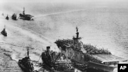 历史照片：游弋在中国附近海域协防台湾的美国海军第七舰队。(1955年1月27日)