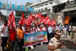 Anggota partai kiri berbaris menuju stasiun kereta api, untuk mendukung protes petani di Hyderabad, India, Kamis, 18 Februari 2021.