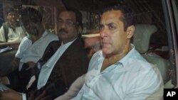 Bintang film Bollywood Salman Khan (kanan) duduk di dalam sebuah mobil di luar pengadilan Mumbai, India (Foto: dok).