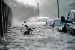 2020 yılının Eylül ayında Florida eyaletinin Pensacola kentinde Sally kasırgasının getirdiği yoğun yağış nedeniyle sokaklar sular altında kaldı.
