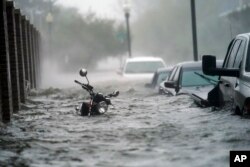 2020 yılının Eylül ayında Florida eyaletinin Pensacola kentinde Sally kasırgasının getirdiği yoğun yağış nedeniyle sokaklar sular altında kaldı.