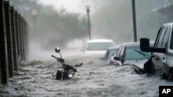 Banjir yang dipicu oleh badai Sally, menggenangi jalanan di Pensacola, Florida, 1 September 2020. .(AP Photo/Gerald Herbert)