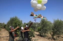 Warga Palestina melepaskan balon ke arah Israel dari Jalur Gaza utara, 4 September 2021. (Foto: Mahmud Hams/AFP)