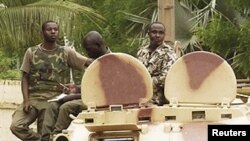 Masu goyon baya da masu kin jinin hambararen shugaban kasar Misra mai kishin Islama Mohammed Morsi sun kara a Misra ranar 6 ga watan Oktoba, 2013.
