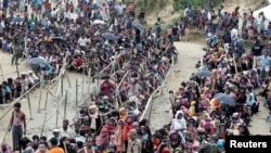 Rohingya refugees queue for aid at Cox's Bazar, Bangladesh, Sept. 26, 2017. 