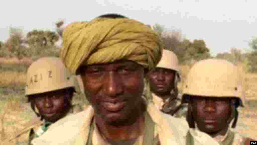 Le chef des operations de l&#39;armée nigérienne, le lieut. Issoufou Marou répondant à une interview de VOA, à la frontière du Nigéria et le Niger