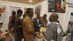 Au stand du Commandant Emmanuel Zoungrana, auteur de plusieurs œuvres, Ouagadougou le 24 novembre 2019 (VOA/Lamine Traoré)