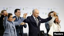 Laurent Fabius, le président de la COP21, juste après avoir prononcé l'adoption de l'accord de Paris sur le climat, le 12 décembre 2015. (REUTERS/Stephane Mahe)