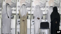 Emiratis cast their votes at a voting station in Dubai, ahead of the Federal National Council elections, September 24, 2011.