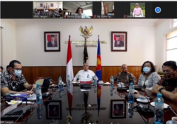 Dubes RI untuk Myanmar, Prof. Dr. Iza Fadri memimpin pertemuan via zoom dengan Warga Negara Indonesia di Myanmar untuk menyampaikan perkembangan situasi Kudeta di Myanmar, Senin 8 Februari 2021 pukul 14.30 waktu Yangon. (Foto: IG/ KBRI Yangon)