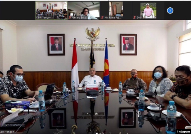 Dubes RI untuk Myanmar, Prof. Dr. Iza Fadri memimpin pertemuan via zoom dengan Warga Negara Indonesia di Myanmar untuk menyampaikan perkembangan situasi Kudeta di Myanmar, Senin 8 Februari 2021 pukul 14.30 waktu Yangon. (Foto: IG/ KBRI Yangon)