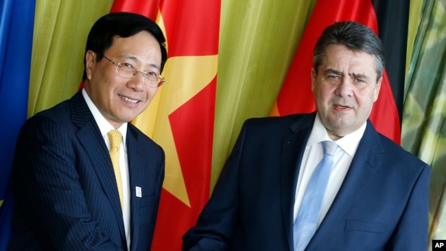 Ngoại trưởng Việt Nam Phạm Bình Minh (trái) và Ngoại trưởng Đức Sigmar Gabriel tại Hội nghị G20. Đức là bạn hàng thương mại lớn nhất của Việt Nam trong khối EU. Kim ngạch thương mại 2 chiều giữa 2 nước đạt gần 10 tỷ USD.