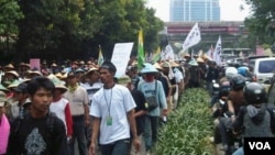 Ribuan petani tembakau melakukan unjuk rasa di kawasan Kuningan, Jakarta hari Selasa untuk menolak RPP Tembakau (3/7).
