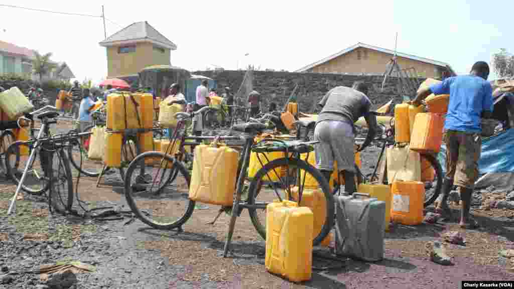 Des vendeurs de l’eau puisée du lac Kivu chargent leurs vélos avant d’aller desservir les quartiers non ou mal desservis par la Régie de distribution et traitement d’eau à Goma, Nord-kivu.