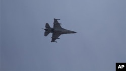 An Israeli F-16 jet fighter flies near the city of Ashdod, Nov. 18, 2012 (file photo).