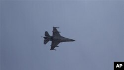 一架以色列F-16行喷气式战机飞阿什杜德市上空