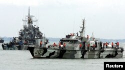 Kapal Angkatan Laut Indonesia meninggalkan pelabuhan pulau Tanjung Uban untuk operasi di Selat Malaka. (Foto: Dok)